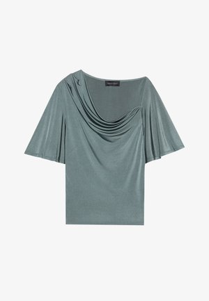 Rövid ujjú felső világoszöld anyagból, drapírozott nyakkivágással és laza ujjakkal. Sima textúra, szerény szabás és egyszínű kivitel.