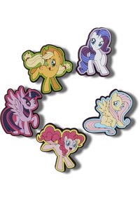 Zestaw pięciu postaci kucyków w stylu cartoon o żywych kolorach: żółtym, różowym, białym, fioletowym i jasnoniebieskim. Każdy z nich ma charakterystyczne fryzury i cechy.