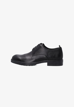 Zwarte leren veterschoen voor heren met een lage hak en ronde neus, afgebeeld in zijprofiel op een witte achtergrond.