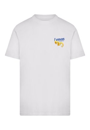 T-shirt bianca a girocollo con piccolo testo blu "Lemon Soda" e grafica di scorza di limone gialla sul petto a sinistra.