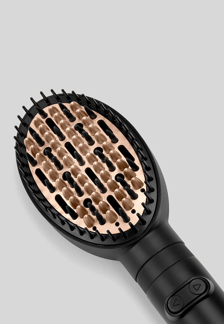 Brosse à cheveux avec un manche noir, des poils en cuivre et des embouts en plastique noir. Comprend plusieurs trous de ventilation et des boutons de contrôle sur le côté.