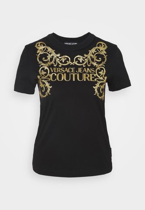 Czarna koszulka z krótkim rękawem z pozłacanymi ozdobnymi wzorami barokowymi i tekstem "Versace Jeans Couture" na przodzie.