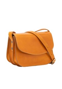 Borsa a tracolla in pelle di un caldo arancione, con chiusura a pattina, tracolla regolabile e texture liscia con dettagli di cucitura a contrasto.