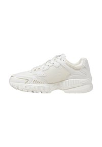 Sneaker atletico bianco con tomaia in mesh, chiusura con lacci, design testurizzato e suola in gomma spessa con rilievi e fori di ventilazione.