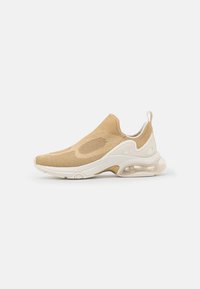 Beige Slipper-Sneaker mit einem Obermaterial aus Mesh, kontrastierender weißer Sohle und klarer Fersendämpfung. Verfügt über eine abgerundete Zehenpartie und strukturierte Akzente.