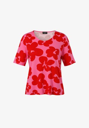Roze shirt met korte mouwen, groot rood bloemmotief en ronde hals, met label "Via Appia Due" binnen in de kraag.