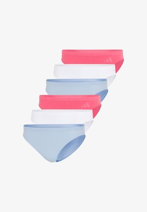 Six culottes bikini pour femmes en rose, blanc et bleu clair, empilées en couleurs alternées sur un fond blanc.