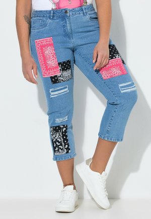 Angel of Style 3/4-JEANS AMY, FARBIGE BANDANA-PATCHES, 5-POCKET - Jeans Slim Fit - light blue