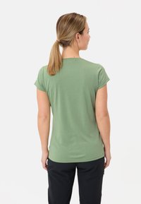 Groene T-shirt met korte mouwen, gemaakt van zachte katoen, met een ronde halslijn en een relaxte pasvorm, met een gladde textuur en een weergave van de achterkant.