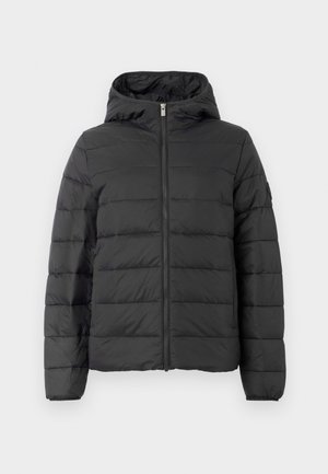 Schwarze Steppjacke mit Kapuze, ausgestattet mit einem Frontreißverschluss, horizontalen Steppungen und elastischen Bündchen. Glatte Textur und leichtes Material.