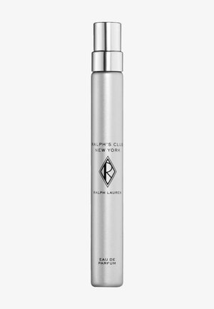 Wysoka, smukła srebrna butelka z rozpylaczem oznaczona jako Ralph’s Club New York Ralph Lauren Eau de Parfum z srebrną pompką.