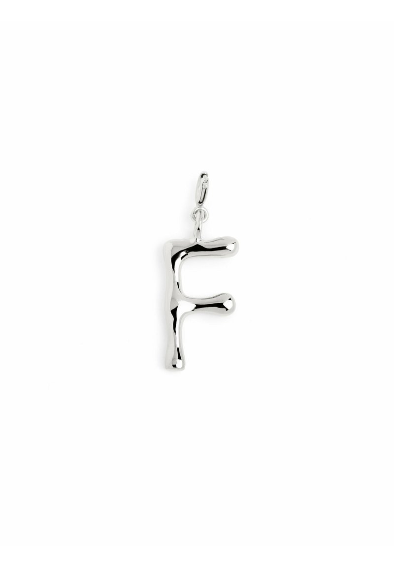 Ciondolo in metallo argento a forma della lettera "F", con un design organico e morbido, angoli arrotondati e finitura lucida.