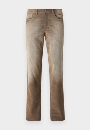 Pruunid puuvillased teksad tuhmiga viimistlusega, sirge sääre disain, viis taskut ja metalline nööp sulgemiseks. Diskreetne tekstuur koos kulunud välimusega.