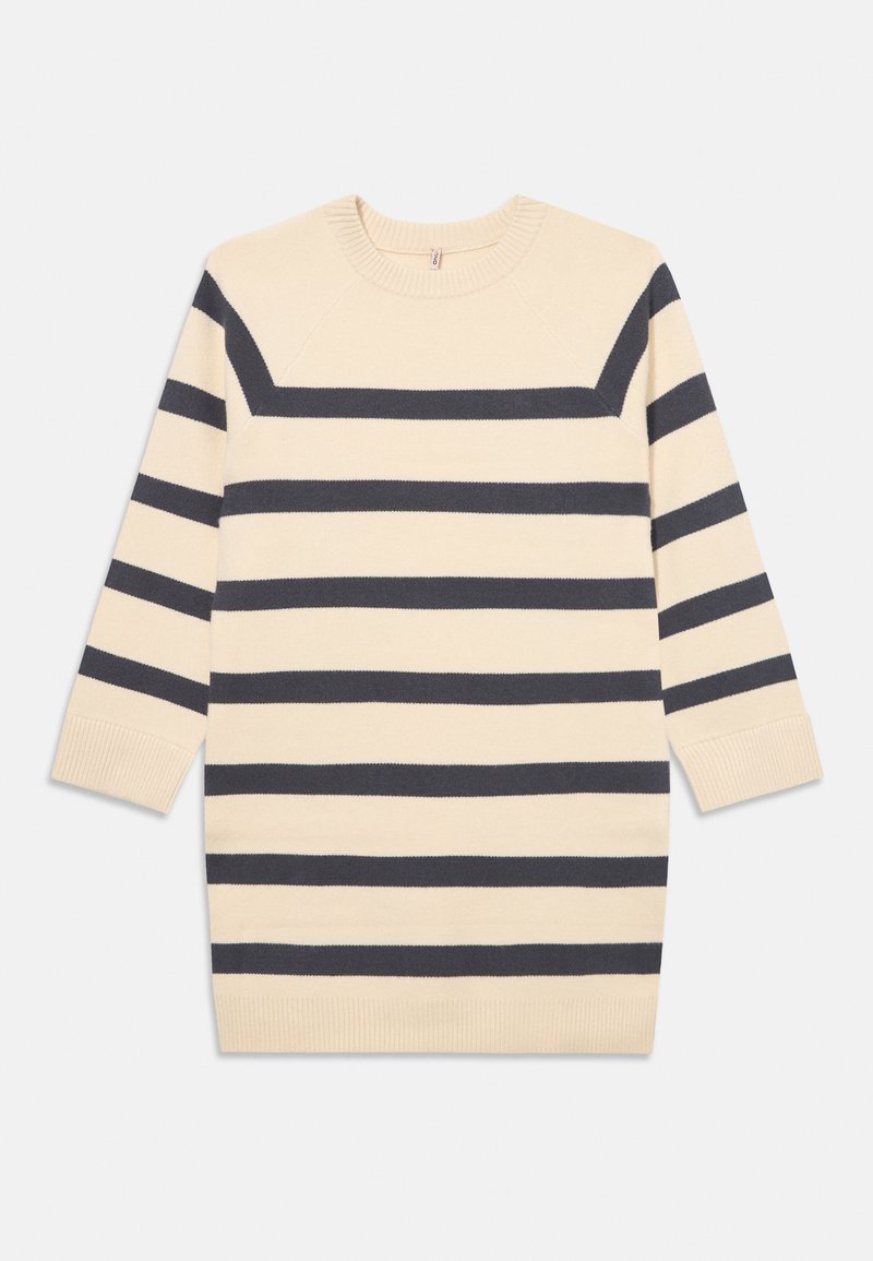 Strikkegenser i krem med marineblå horisontale striper. Har rund hals, trekvartlange ermer og ribbestrikket nederkant og ermer.