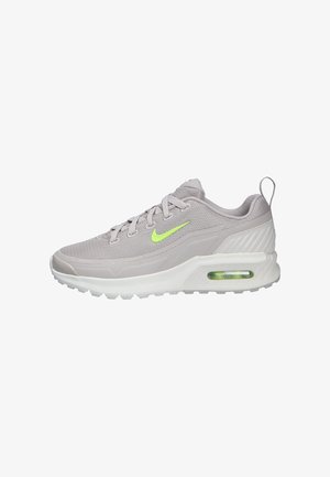 Baskets Nike Air Max gris clair avec swoosh vert néon, coussinet d'air visible dans la semelle et languette en tissu au talon.
