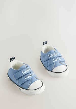 Sinine kangast väikelaste jalanõud valgete aktsentide ja Velcro rihmadega, millel on reljeefne tekst "BAKER BORN IN 2026" rihmadel. Kummist tald, millel on haardetunne.