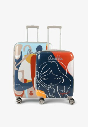 Zwei bunte Hartschalenkoffer mit Teleskopgriffen, abstrakten Gesichtern und Mädchenillustrationen sowie "Anekke"-Markenlogo vor weißem Hintergrund.