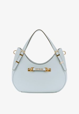 Lichtblauwe handtas van synthetisch materiaal, met een gebogen vorm, gouden hardware accenten en een bandje met de merkn naam "GUESS."