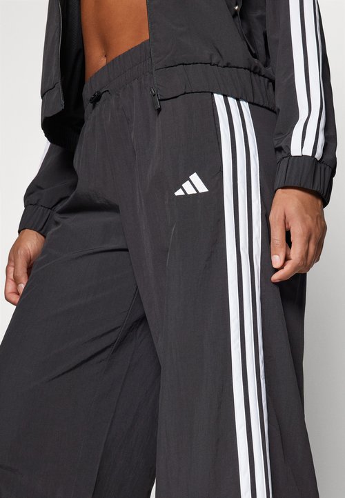 adidas Women's Essentials 3-Stripes Lifestyle Woven Parachute Tracksuit Bottoms Black/White — foto 4