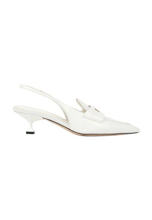 Biały skórzany but typu slingback z wąskim czubkiem, niskim obcasem kitten oraz ozdobnym paskiem z przodu.