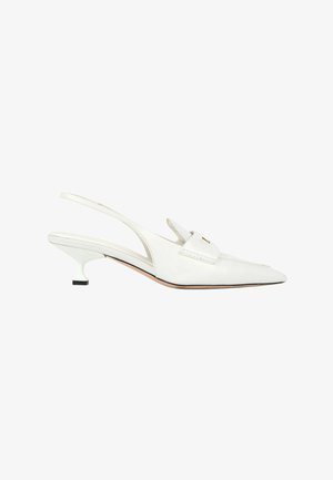Biały skórzany but typu slingback z wąskim czubkiem, niskim obcasem kitten oraz ozdobnym paskiem z przodu.