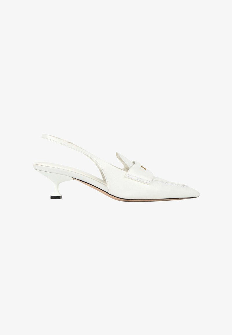 Chaussure slingback en cuir blanc avec bout pointu, petit talon kitten bas et une bride décorative à l'avant.