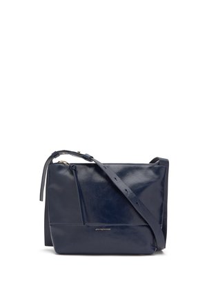 Donkerblauwe leren crossbodytas met verstelbare band en gouden rits, met een klein merklogo aan de voorkant.