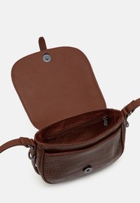 Brun tvärs body-väska med krokodilstruktur, öppen lock, magnetstängning, inre ficka med dragkedja och justerbar rem.