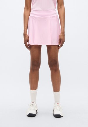 Pinkfarbener Sport-Skort mit einer taillierten Bundpassform und plissiertem Design. Hergestellt aus leichtem Stoff, verfügt es über eine glatte Textur und eine lockere Passform.