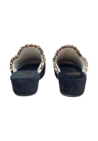 Zoccoli in suede neri con rivestimento in pelliccia sintetica a stampa leopardata. Tallone arrotondato, tacco basso, texture liscia e interni morbidi.