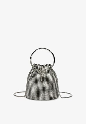 Silberner Pailletten-Eimerbeutel mit einem Zugverschluss oben, silbernem runden Griff und einem abnehmbaren Kettenriemen, der mit einem metallischen Verschlussdetail versehen ist.