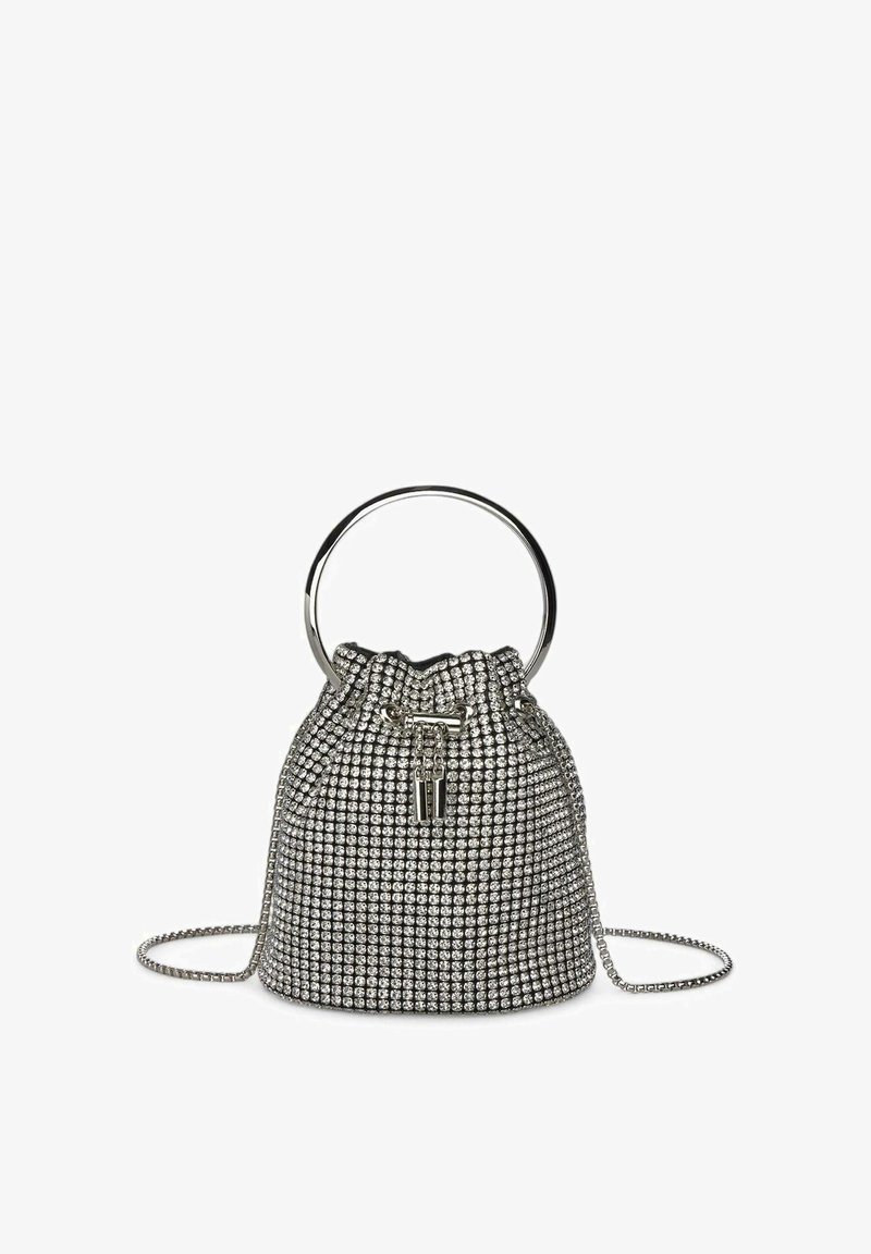 Srebrna torebka w kształcie wiadra z cekinami, z górnym sznurkiem, okrągłą srebrną rączką oraz odczepianym łańcuszkiem, z metalowym zapięciem.