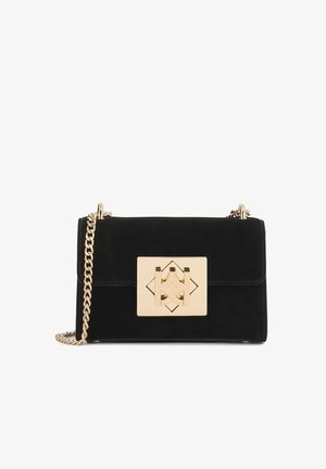 Čierna semišová kabelka so zlatým štvorcovým zapínaním s geometrickým vzorom. Obsahuje zlatý reťazový popruh pre variabilitu.