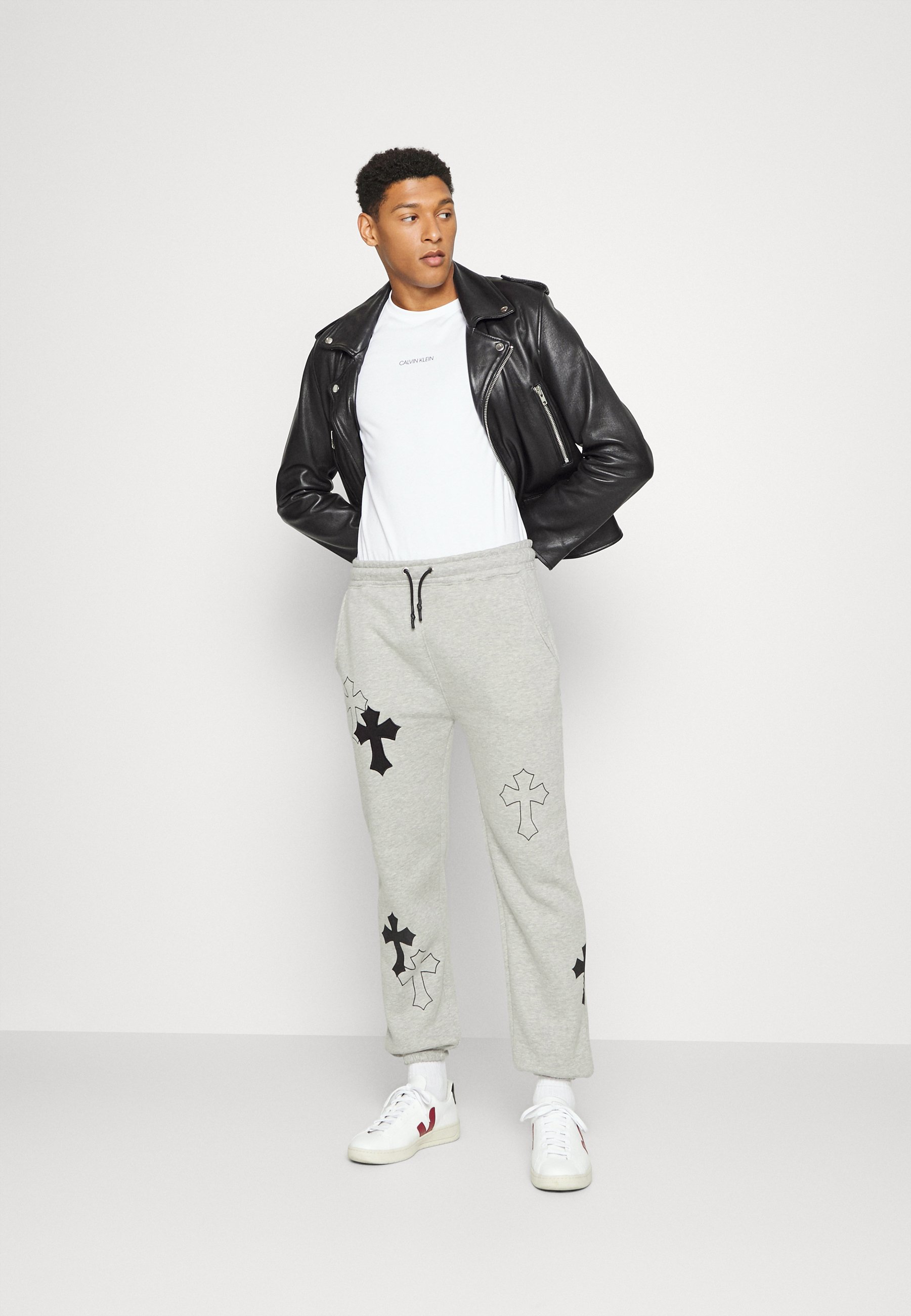 Mennace CROSS APPLIQUE JOGGER - Tracksuit bottoms - grey - Zalando.ie