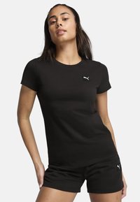 Juodas trumparankoviai marškiniai, pagaminti iš medvilnės, su apvalia kaklo iškirpte. Pridedamas mažas baltas Puma logotipas kairėje krūtinės pusėje.