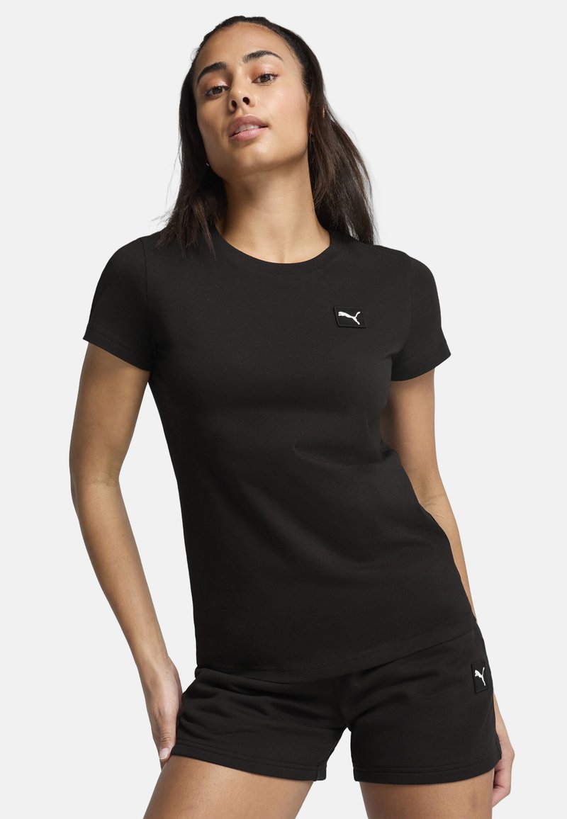 Juodas trumparankoviai marškiniai, pagaminti iš medvilnės, su apvalia kaklo iškirpte. Pridedamas mažas baltas Puma logotipas kairėje krūtinės pusėje.