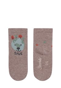 Braune Baumwollsocken mit einem grünen Planeten und einem Bärenmotiv, versehen mit dem Wort "RETTE", ergänzt durch florale Akzente und bunte Muster.