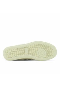 Skosula i ljusgrönt med ett texturerat mönster, med fåror och cirkulära detaljer för grepp. Designad för bra fäste och hållbarhet.