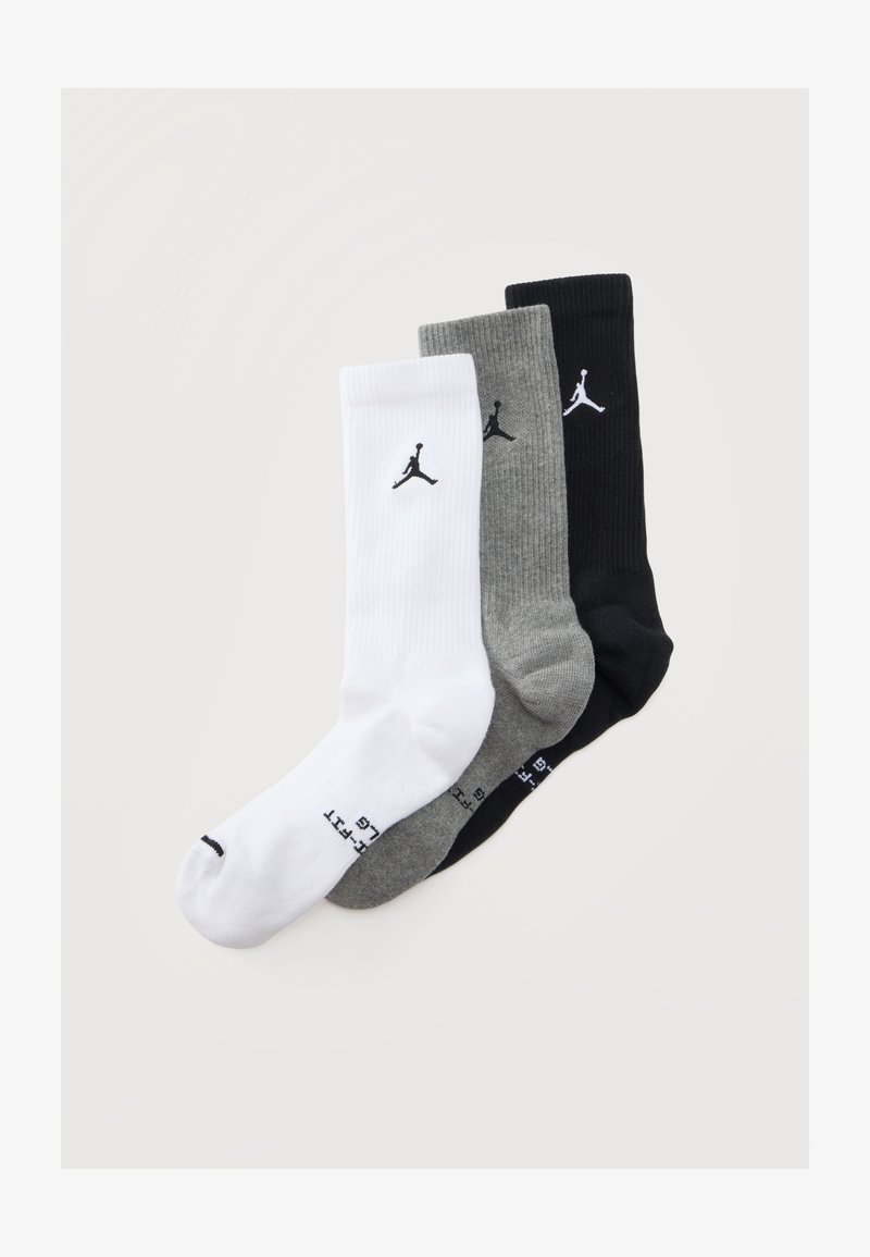 Три чифта чорапи за екип в бяло, сиво и черно с малък лого Jumpman и маркировки за размер на стъпалото.