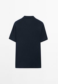 Námořnická polokošile, krátké rukávy, bavlněný materiál, klasický límec, hladká textura, minimalistický design, žádná viditelná loga nebo vzory.