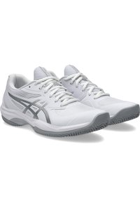 Baskets de sport blanches avec accents gris, tige en mesh pour la respirabilité, semelle texturée pour l'adhérence et design de fermeture à lacets traditionnel.