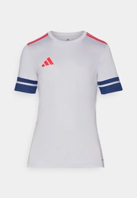 Vit atletisk t-shirt med röda axelränder och marinblå detaljer på ärmarna. Har Adidas-logotyp i rött. Kortärmad design.