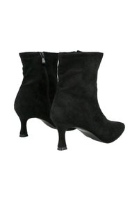 Botines de ante negro con tacones de gato y cremalleras laterales, mostrados en un ángulo sobre un fondo blanco.