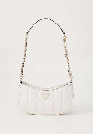 Biała pikowana torebka na ramię ze złotym łańcuszkiem, czarnym skórzanym uchwytem oraz trójkątnym logo Guess na froncie, przedstawiona na jednolitym tle.