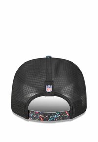 Schwarze Netz-Baseballmütze mit einem bunten Spritzmuster am verstellbaren Riemen. NFL-Logo-Patch auf der Rückseite.