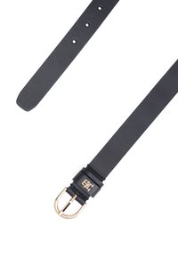 Musta nahkavyö, jossa on sileä pinta, kultainen metallinen solki ja logotyyppitys. Sisältää useita reikiä säädettävää kokoa varten.