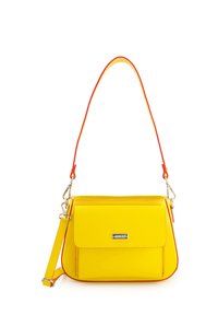 Gelbe Lackleder-Crossbody-Tasche mit strukturierter Form, kontrastierenden roten und orangefarbenen Riemen sowie einer Vorderklappe mit einem metallischen Logoakzent.