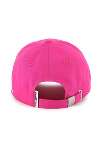 Casquette de baseball rose vif avec une forme structurée, sangle ajustable à l'arrière et trous de ventilation. Texture de tissu lisse.