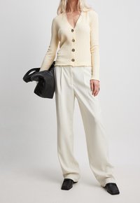 NA-KD Strickjacke - beige