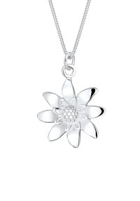 Sølvvedhæng i form af en blomst med teksturerede kronblade og et detaljeret midte. Fastgjort til en tynd, matchende kæde.
